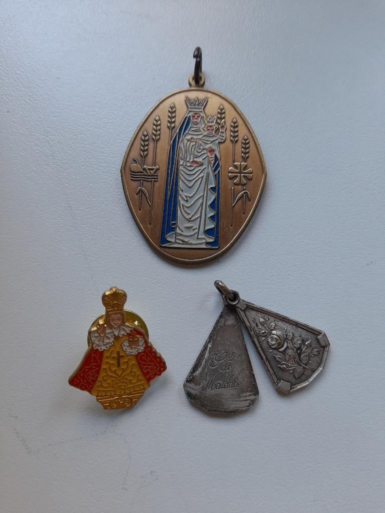 pin kindje jesus  praag/ medaille maagd maria/ mutien marie, Ophalen of Verzenden, Christendom | Katholiek
