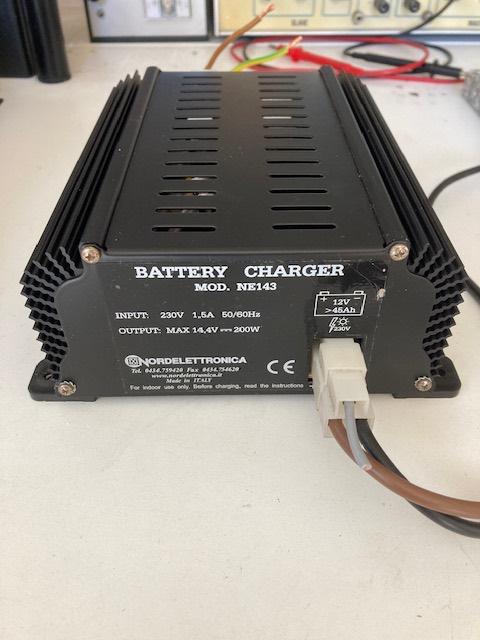 Netvoeding/lader voor camper of caravan, Ophalen of Verzenden, Zo goed als nieuw