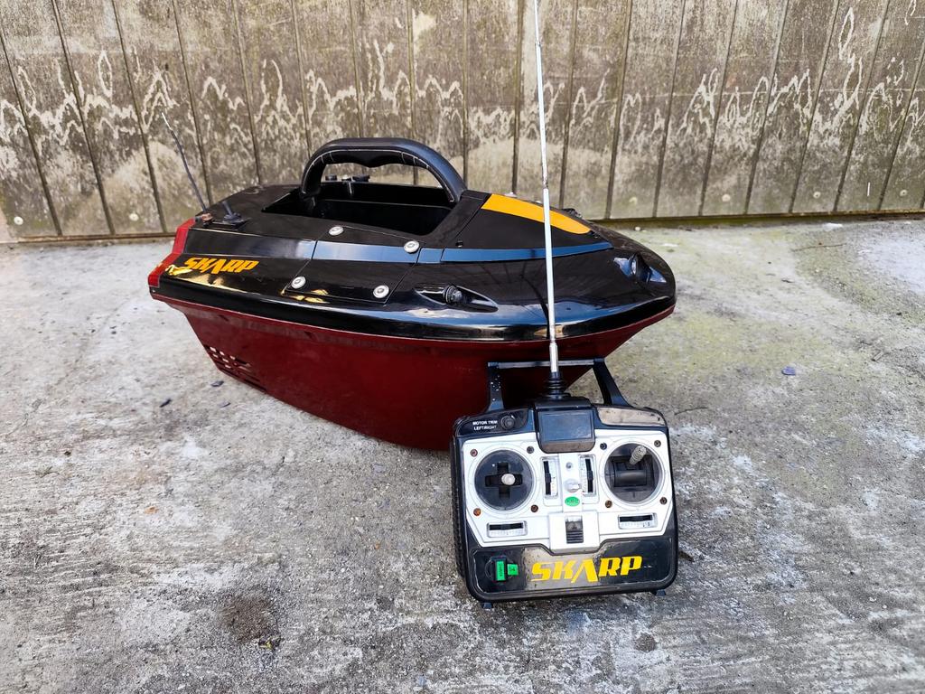 Skarp voerboot + afstandsbediening (nieuwe batterij), Watersport en Boten, Hengelsport | Karpervissen, Ophalen, Zo goed als nieuw