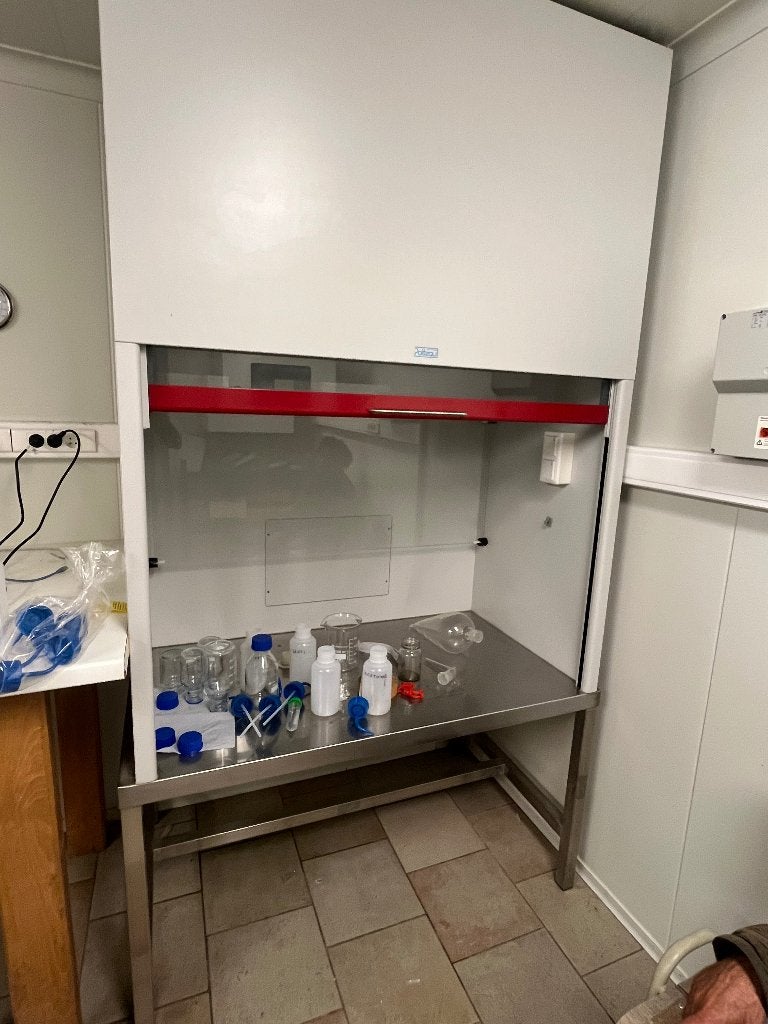 Armoire de laboratoire avec éclairage et échappement, Enlèvement, Comme neuf