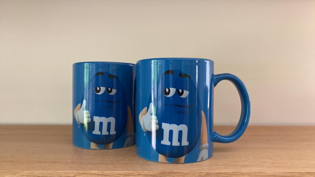 2 blauwe M&M mokken., Huis en Inrichting, Keuken | Servies, Ophalen, Nieuw, Overige stijlen, Kop(pen) en/of Schotel(s)