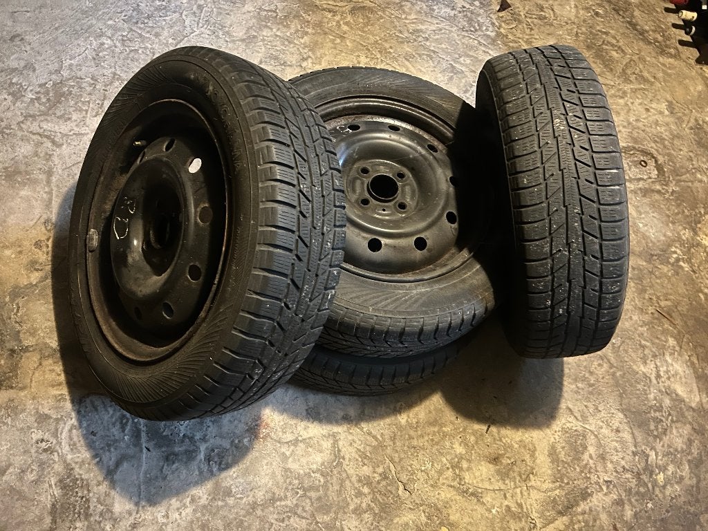 4 pneus hiver Yokohama 175/65 R15 – Bon état, prêts à rouler, Autos : Pièces & Accessoires, Pneus & Jantes, Pneu(s), Pneus hiver