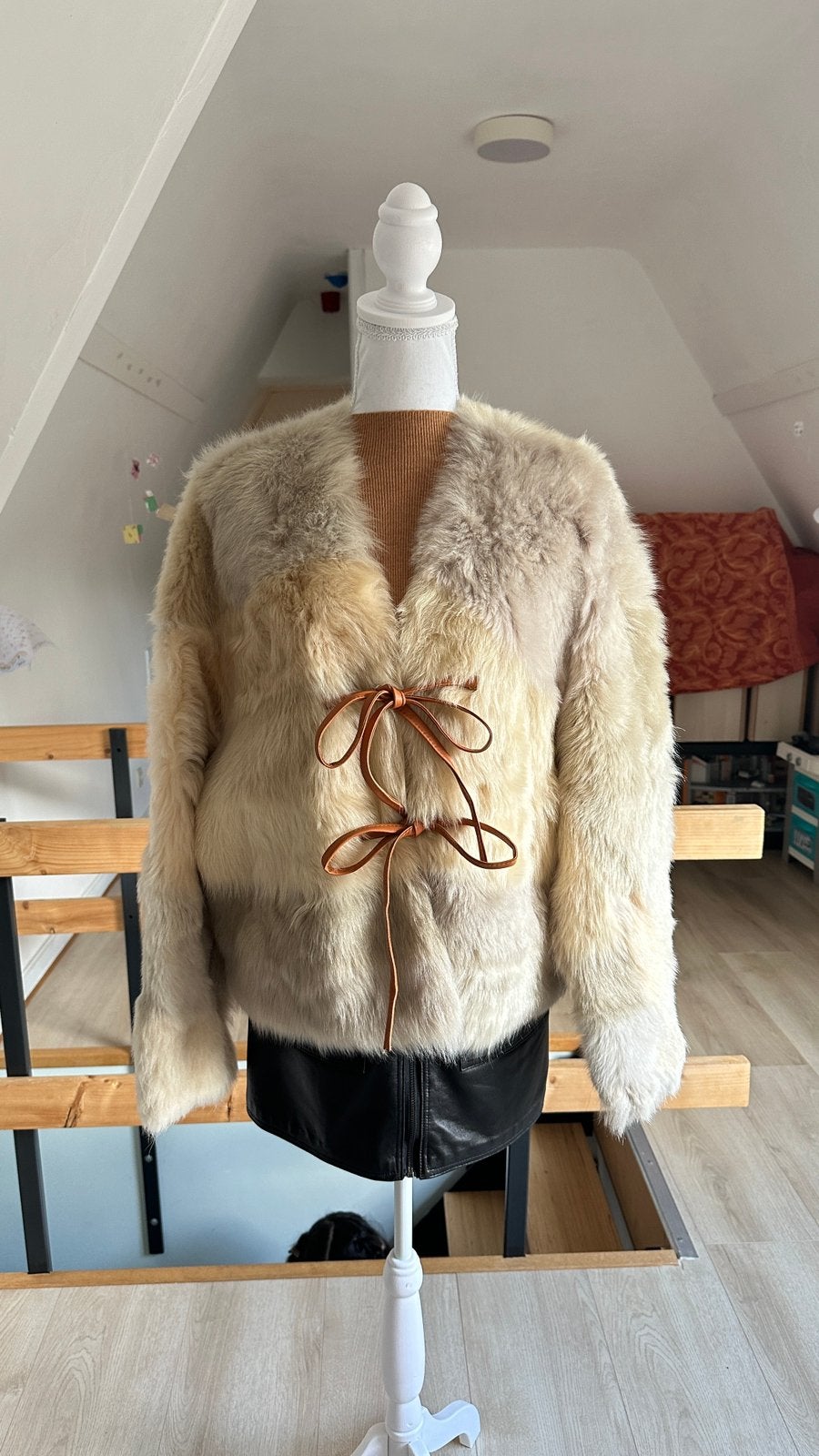 Manteau en fourrure d'agneau, Neuf, Taille 38/40 (M), Enlèvement ou Envoi, Beige
