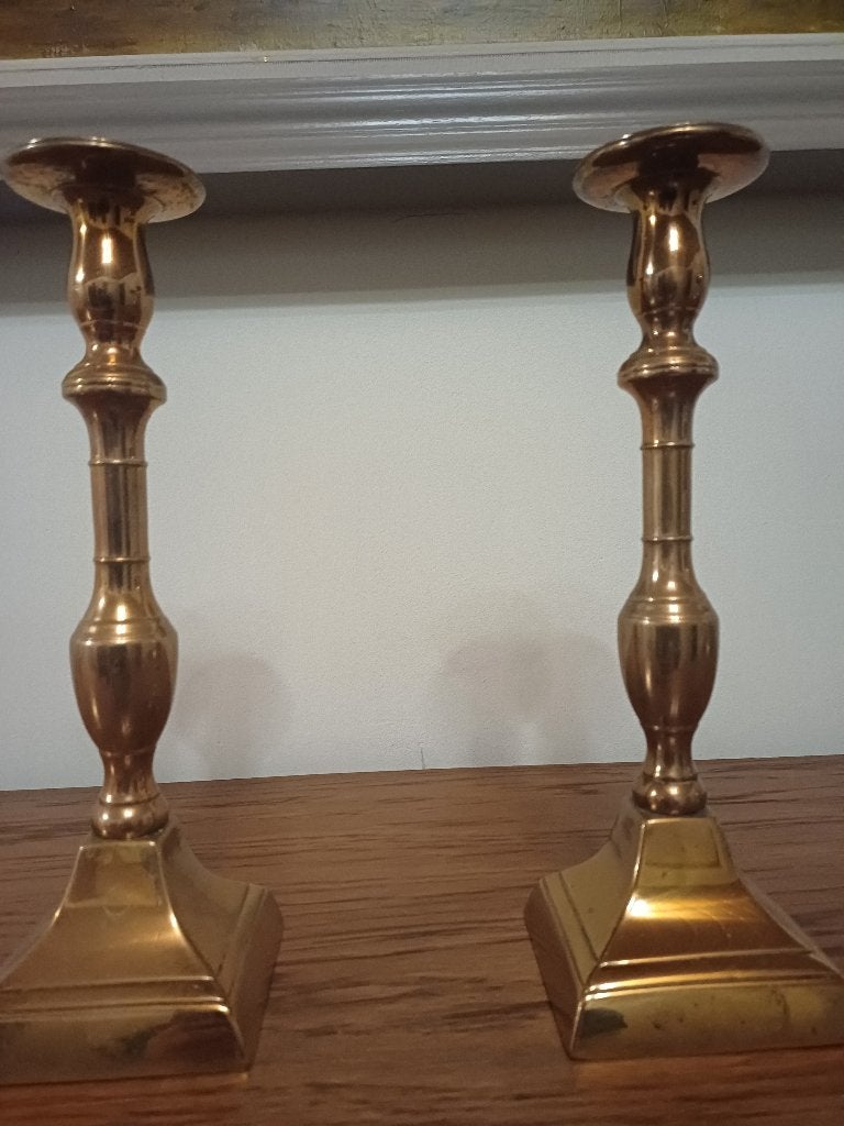 2  zware  kandelaars in koper , samen 15  HOOGTE  26 cm, Antiek en Kunst, Ophalen