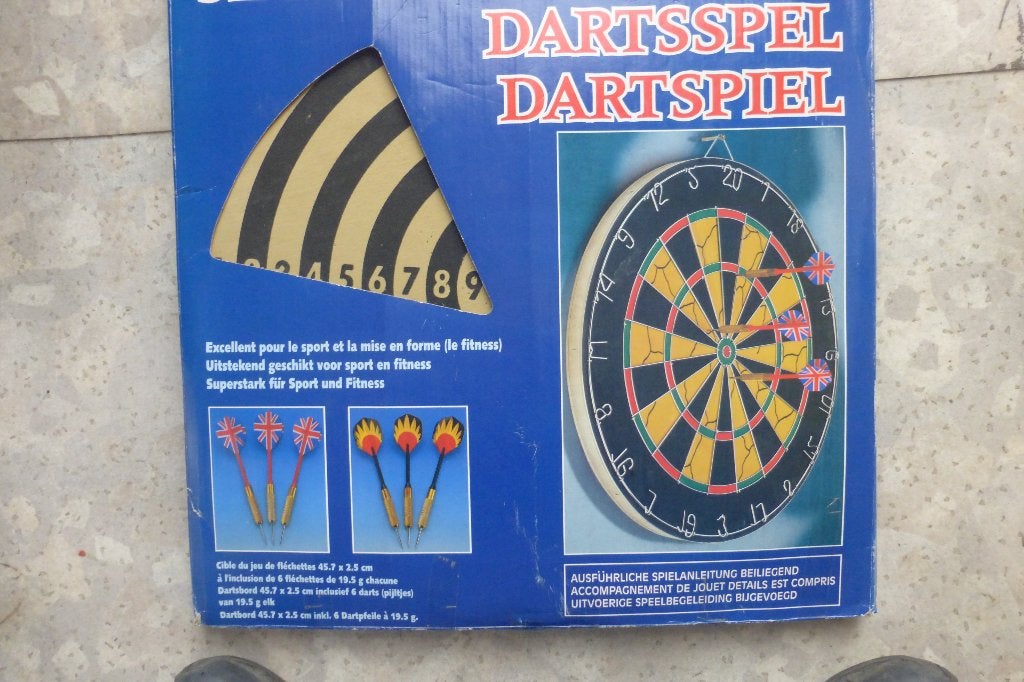 DARTS MET 6 PIJLTJES, Ophalen, Zo goed als nieuw, Dartbord met pijlen