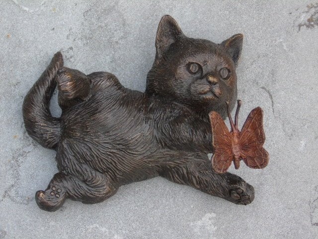 chat murale qui joue avec un papillon en bronze, Jardin & Terrasse, Enlèvement ou Envoi, Neuf