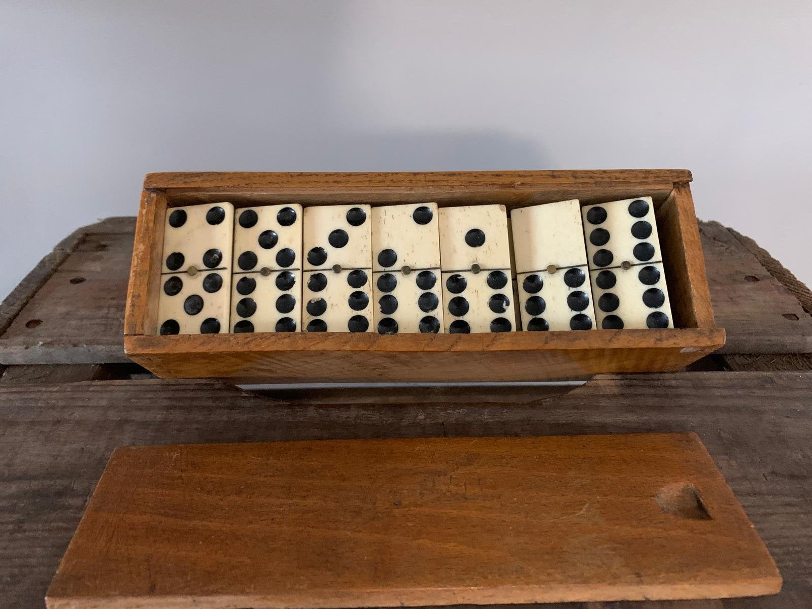 Très vieux jeu de dominos, Enlèvement