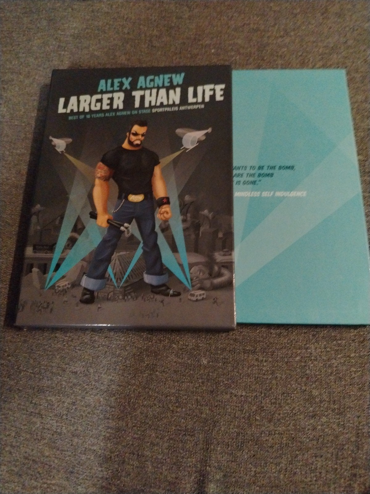 Alex Agnew – Larger Than Life – Premium slipcase, Enlèvement