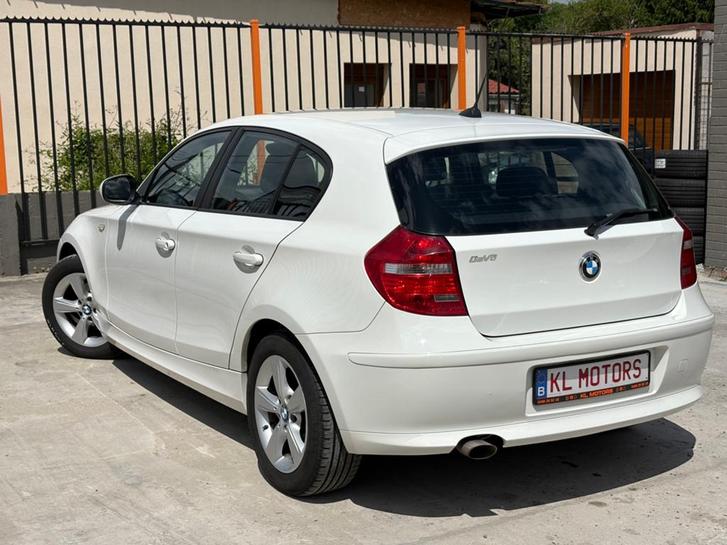 BMW 116D FACELIFT 245 000KM CARPASS 2010, Auto's, BMW, Zwart, Wit, Bedrijf, 5 deurs
