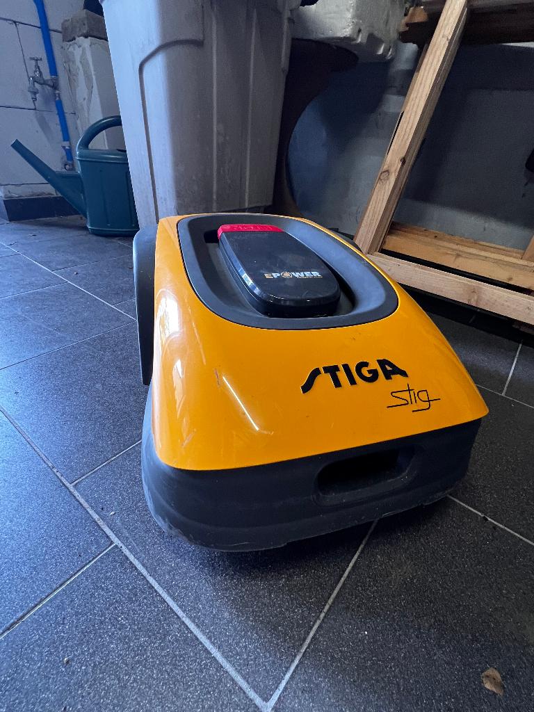 Stiga Robotmaaier, Tuin en Terras, Robotmaaiers, Zo goed als nieuw, Minder dan 20 cm, Met regensensor, Bestuurbaar via app, Ophalen