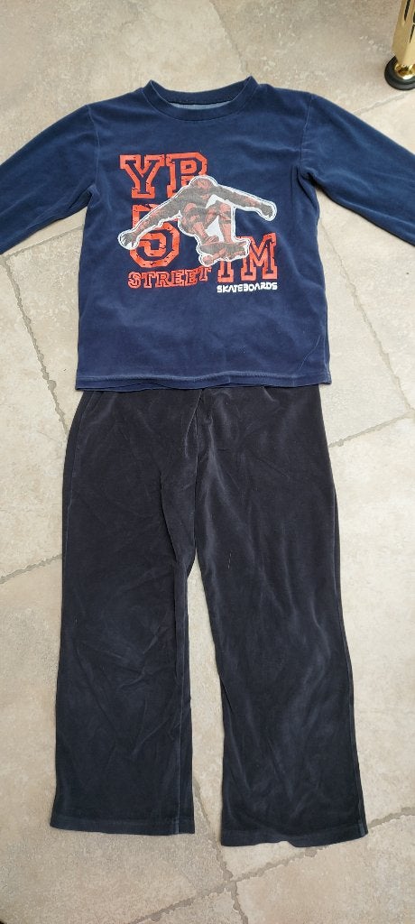 Warme velvet pyjama mt 140, Garçon, Enlèvement ou Envoi, Vêtements de nuit ou Sous-vêtements, Utilisé