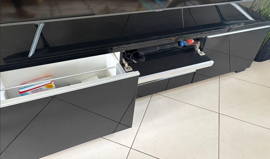Meuble TV IKEA noir brillant avec rangements intégrés, 25 à 50 cm, Moins de 100 cm, 150 à 200 cm, Enlèvement