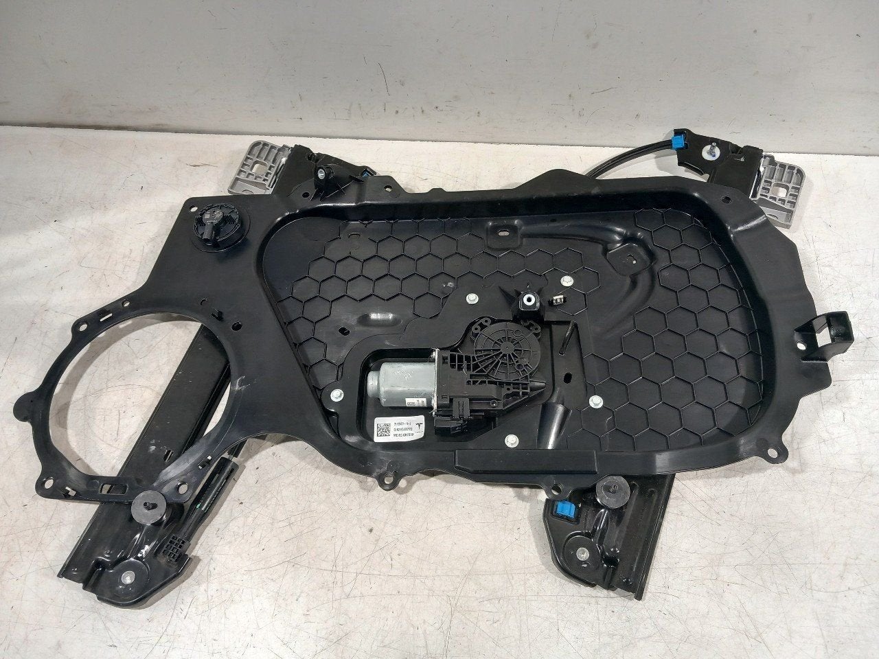 Raammechaniek elektrisch rechts voor Tesla Model 3, Onderdelen@venauto.nl, Van der Ven Autorecycling B.V., Ettenseweg 76, 4706 PB Roosendaal, The Netherlands