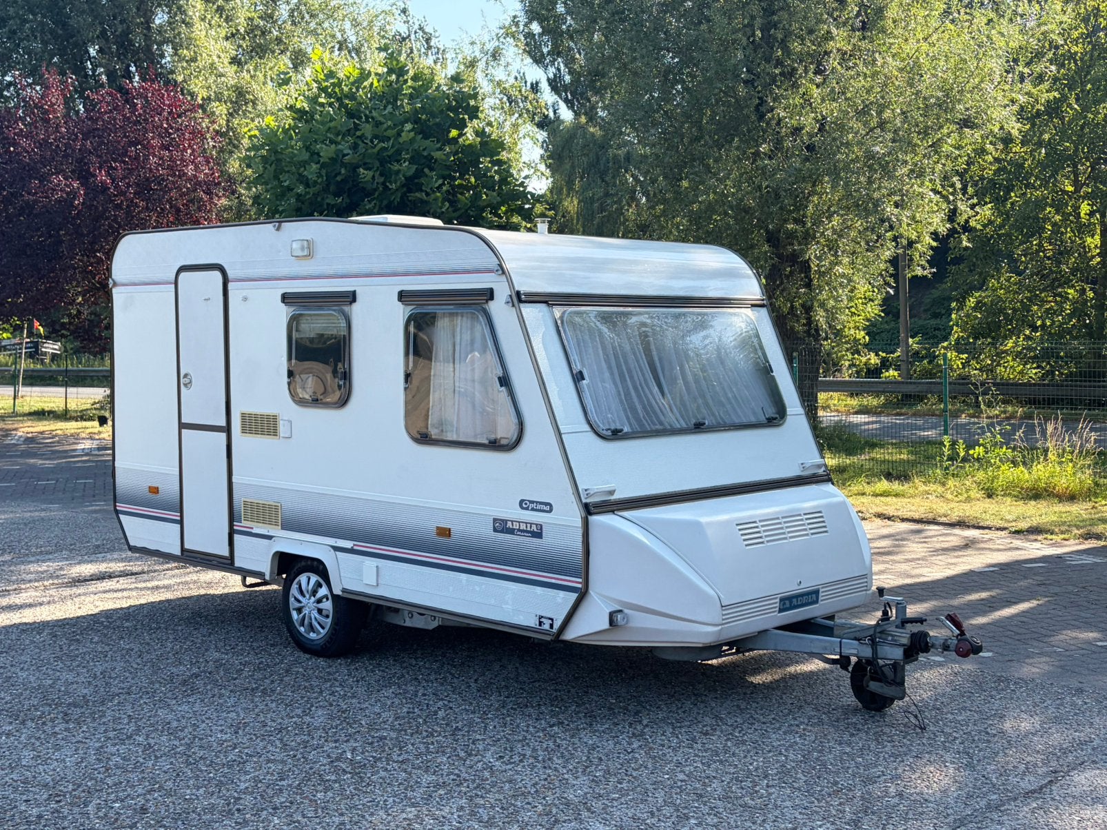 Adria Optima + Voortent - Stappelbed- Nieuwstaat !, Caravanes & Camping, Particulier, Adria
