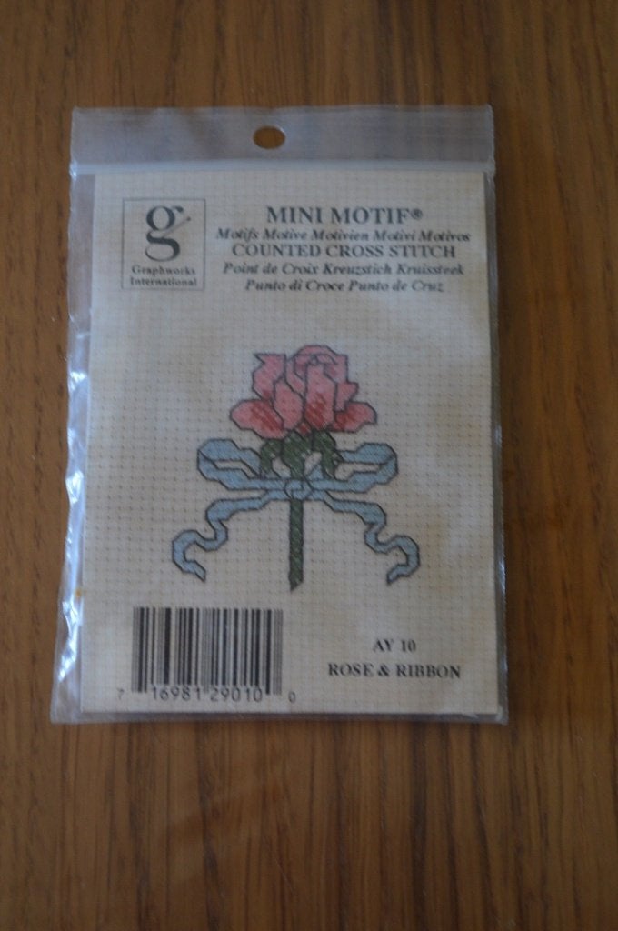 Borduurlapje mini motief roos en strik compleet pakketje, Hobby & Loisirs créatifs, Enlèvement ou Envoi, Neuf, Broderies à la main