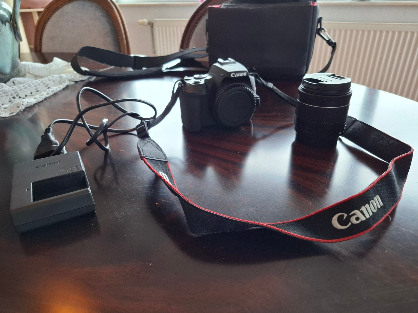 Canon EOS 250D Appareil photo Reflex + Objectif d'origine, Wi-Fi, Canon, Moins de 4 fois, Comme neuf