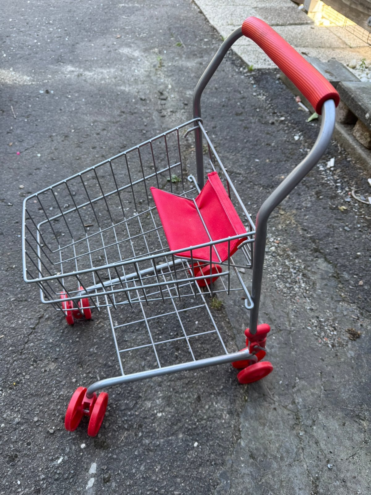 Petit chariot de course en metal, Enfants & Bébés, Enlèvement, Comme neuf