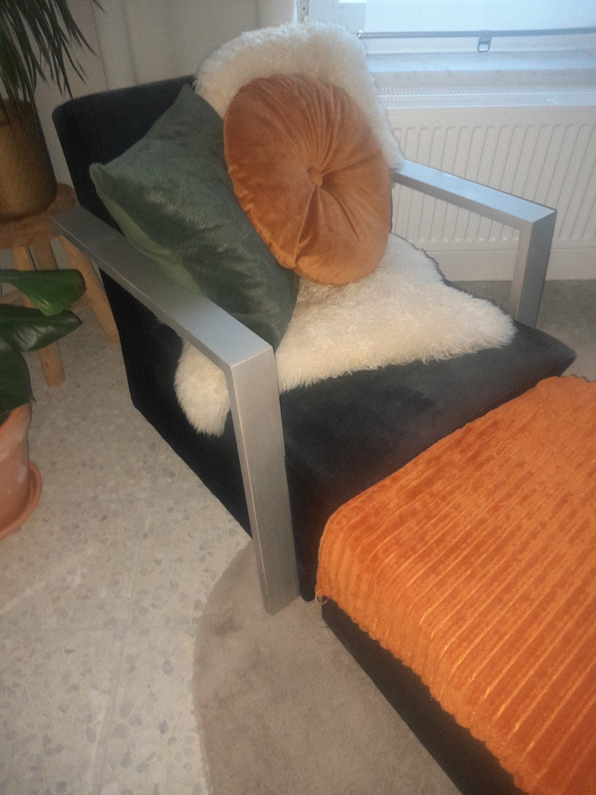 Assise en velours noir, Enlèvement