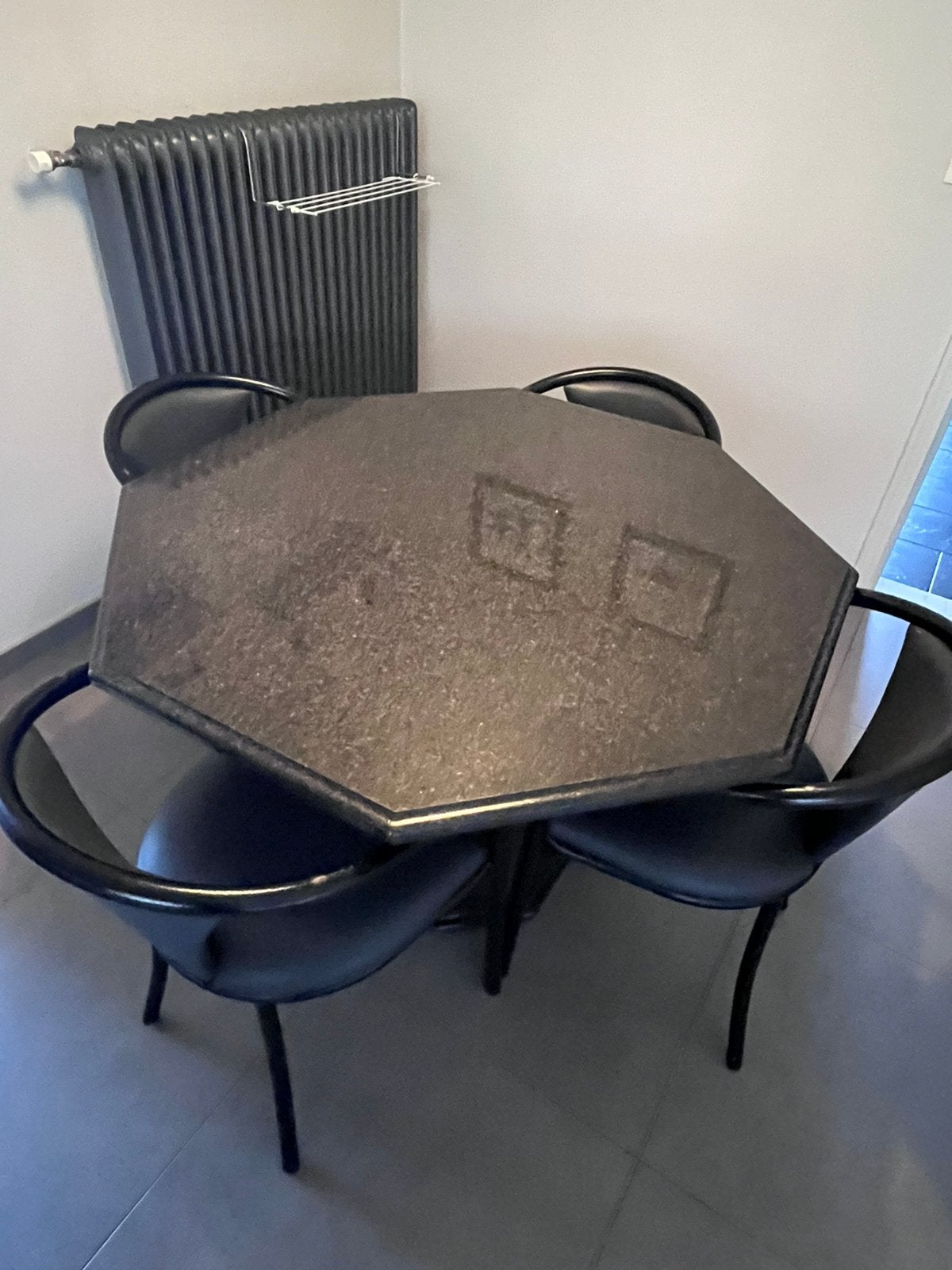 Granieten eettafel met vier stoelen, Huis en Inrichting, Tafels | Eettafels, Ophalen, Gebruikt, Overige vormen, Overige materialen