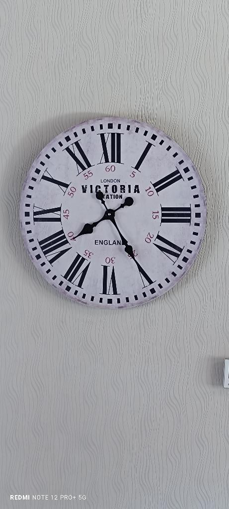 Decoratieve klok met een diameter van 60 cm. ‍️🙋‍♀️, Ophalen of Verzenden, Nieuw, Analoog, Wandklok