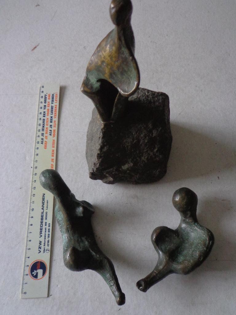 Modern beeldhouwwerk drie amorfe menselijke figuren TL, Antiek en Kunst, Kunst | Beelden en Houtsnijwerken, Groep mensen, Minder dan 20 cm