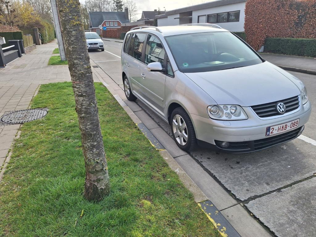 À vendre : Volkswagen Touran 1.6 Essence Automatique — 7 pla, Autos, Argent ou Gris, 7 places, 5 portes, Automatique
