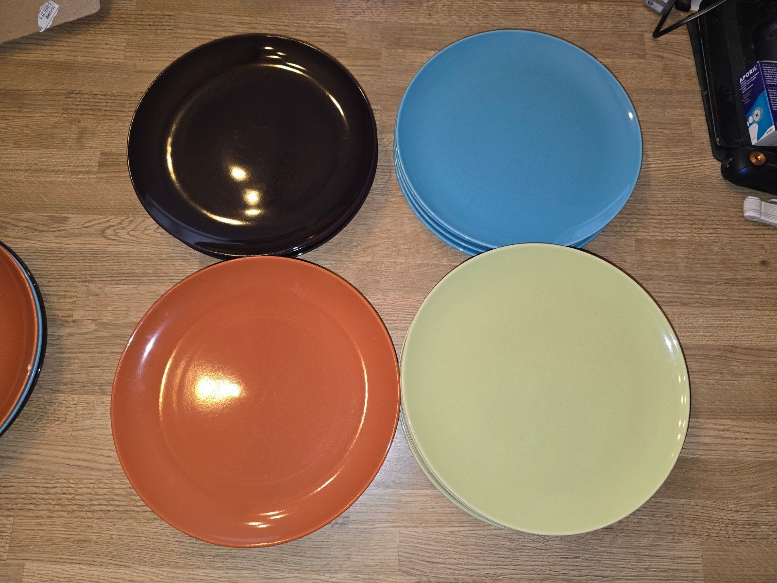 Lot de 17 assiettes Ikea colorées + 3 avec un coup, Maison & Meubles
