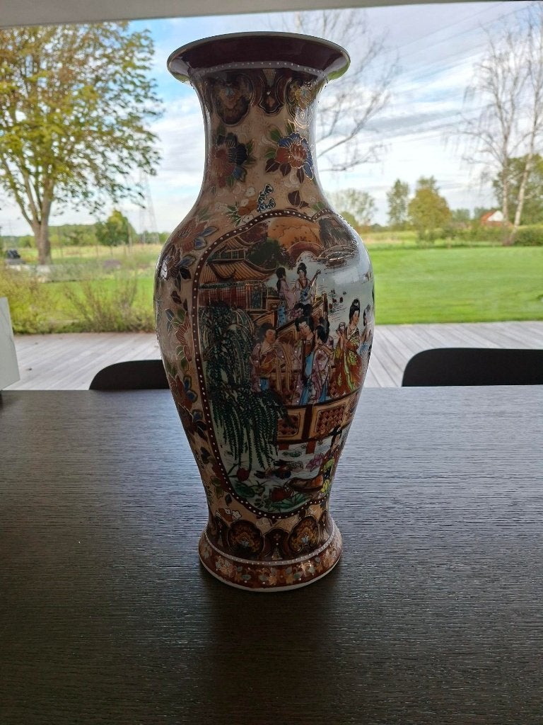 Handgeschilderde satsuma vaas, Enlèvement