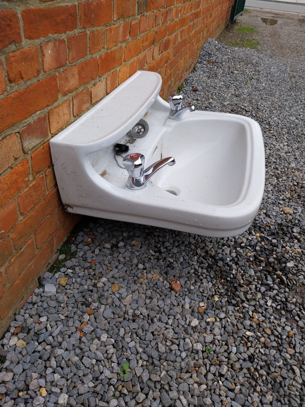 Oude wasbak met kranen
Met schapje, Ophalen, Gebruikt, Wasbak of Wastafel