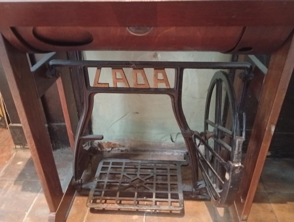 Table Machine a coudre, Enlèvement