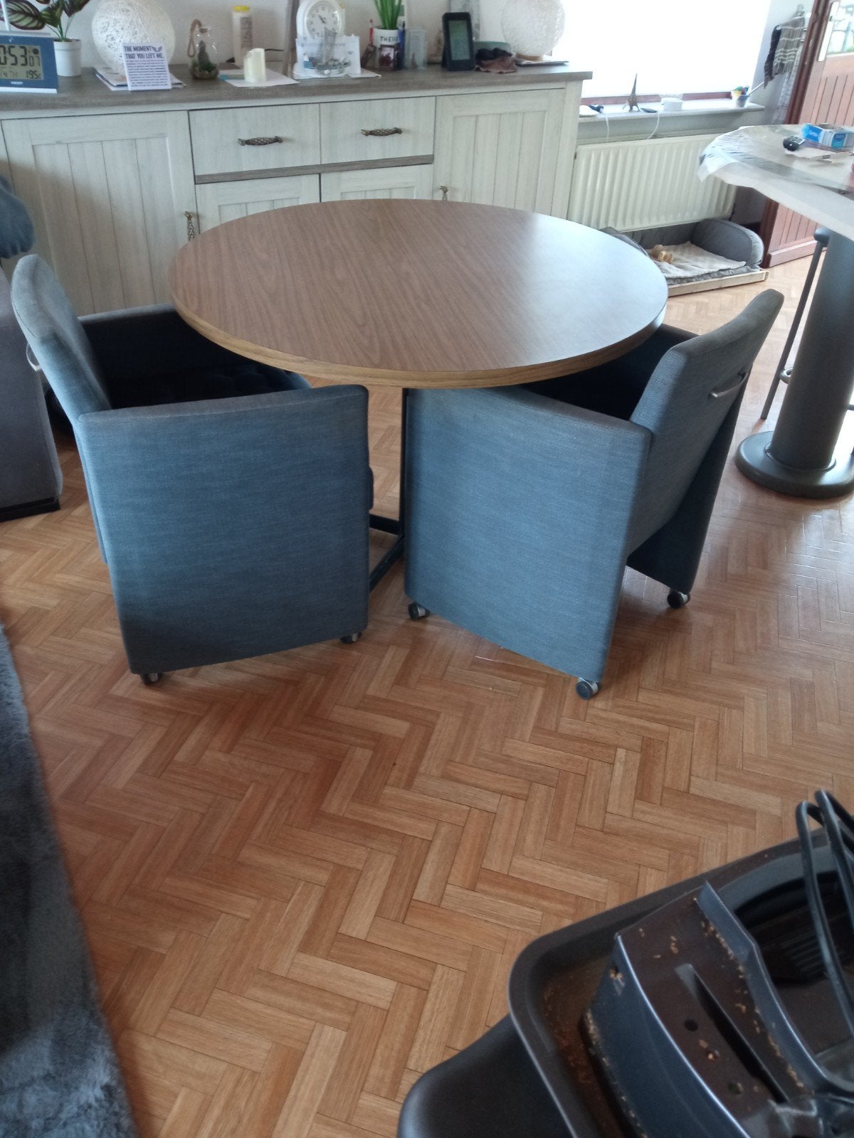 Eettafel rond, Enlèvement