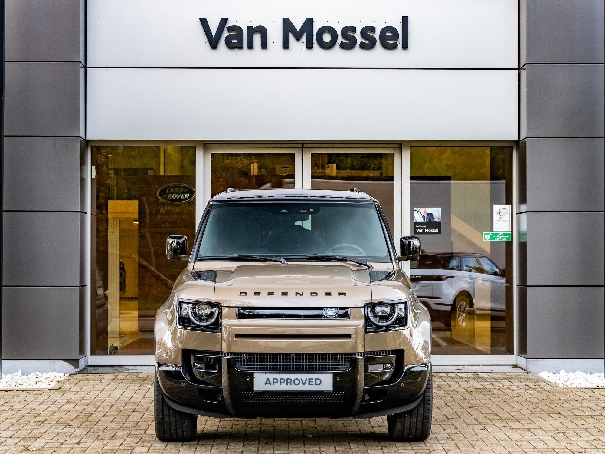 Land Rover Defender 110 P300e X-Dynamic HSE (bj 2026), Automaat, Zwart, 300 pk, Bruin