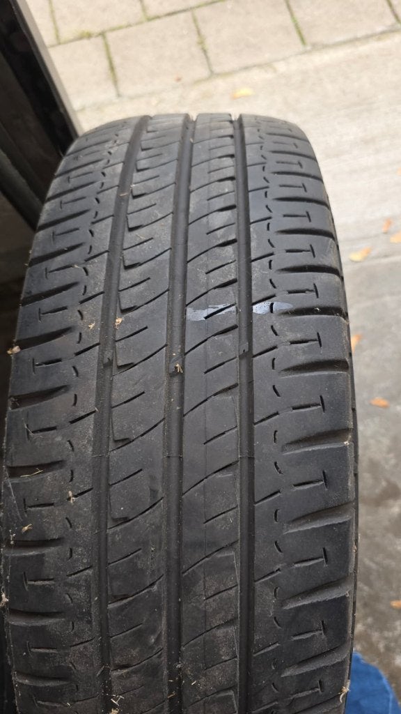 Michelin Agilis sur quatre jantes en acier, Autos : Pièces & Accessoires, Pneus et Jantes, 215 mm, 16 pouces, Pneus été