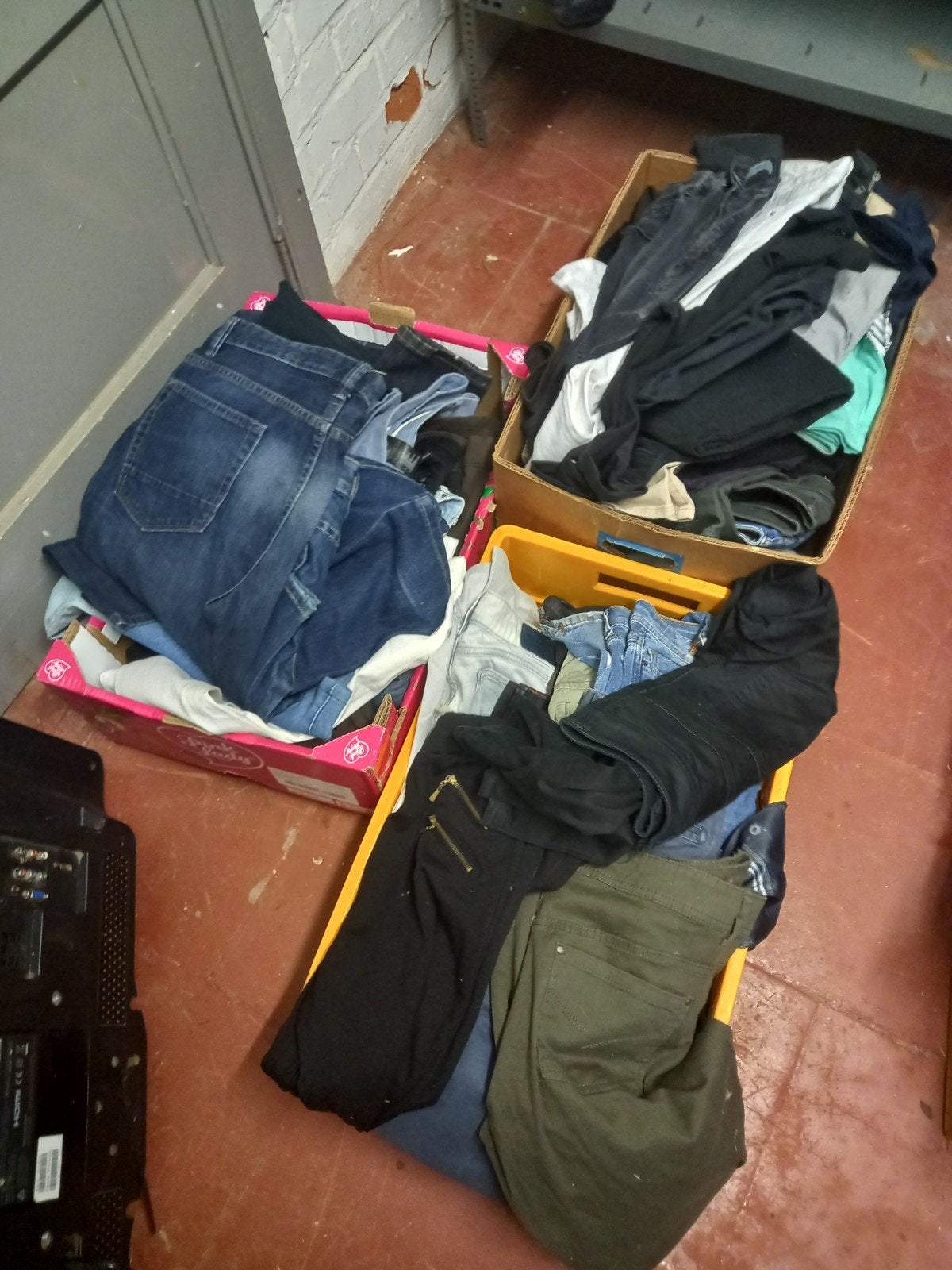 lot 3 caisse de pantalon jean et divers femme et homme, Enlèvement