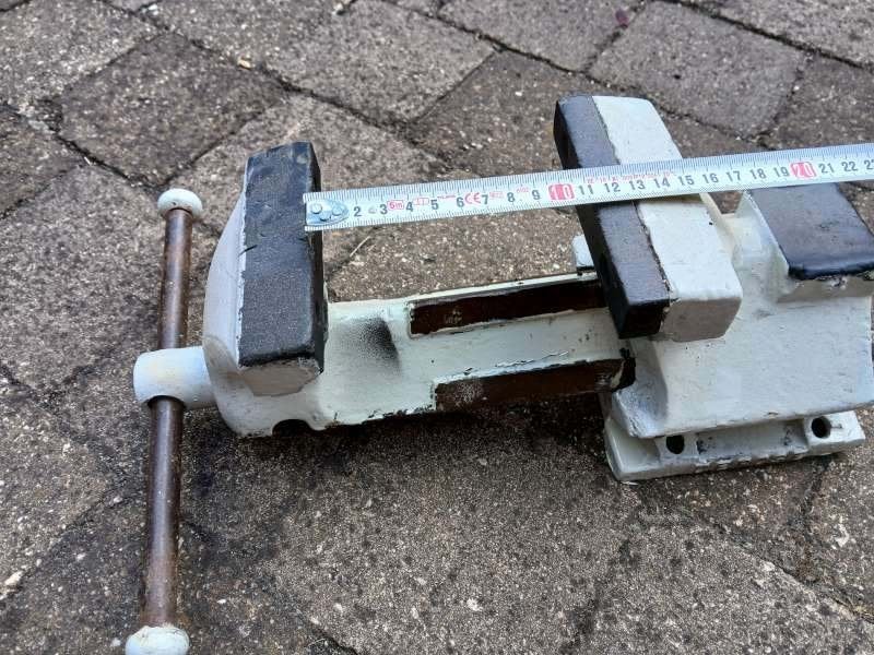 Étau de serrage avec enclume - Parfait état, Bricolage & Construction, Établis, Comme neuf, 120 à 170 cm, Étau, Enlèvement