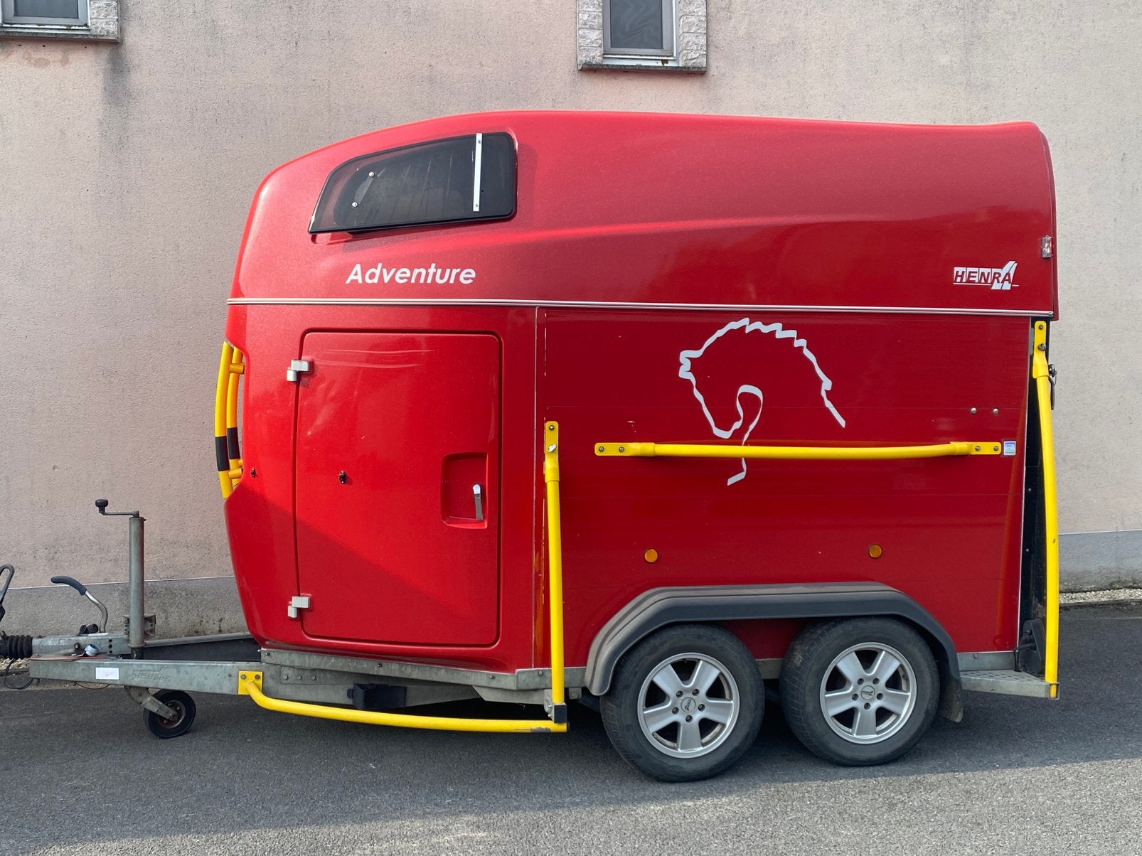REMORQUE POUR CHEVAUX EN POLYESTER AVEC SELLERIE, Enlèvement, Comme neuf, Polyester