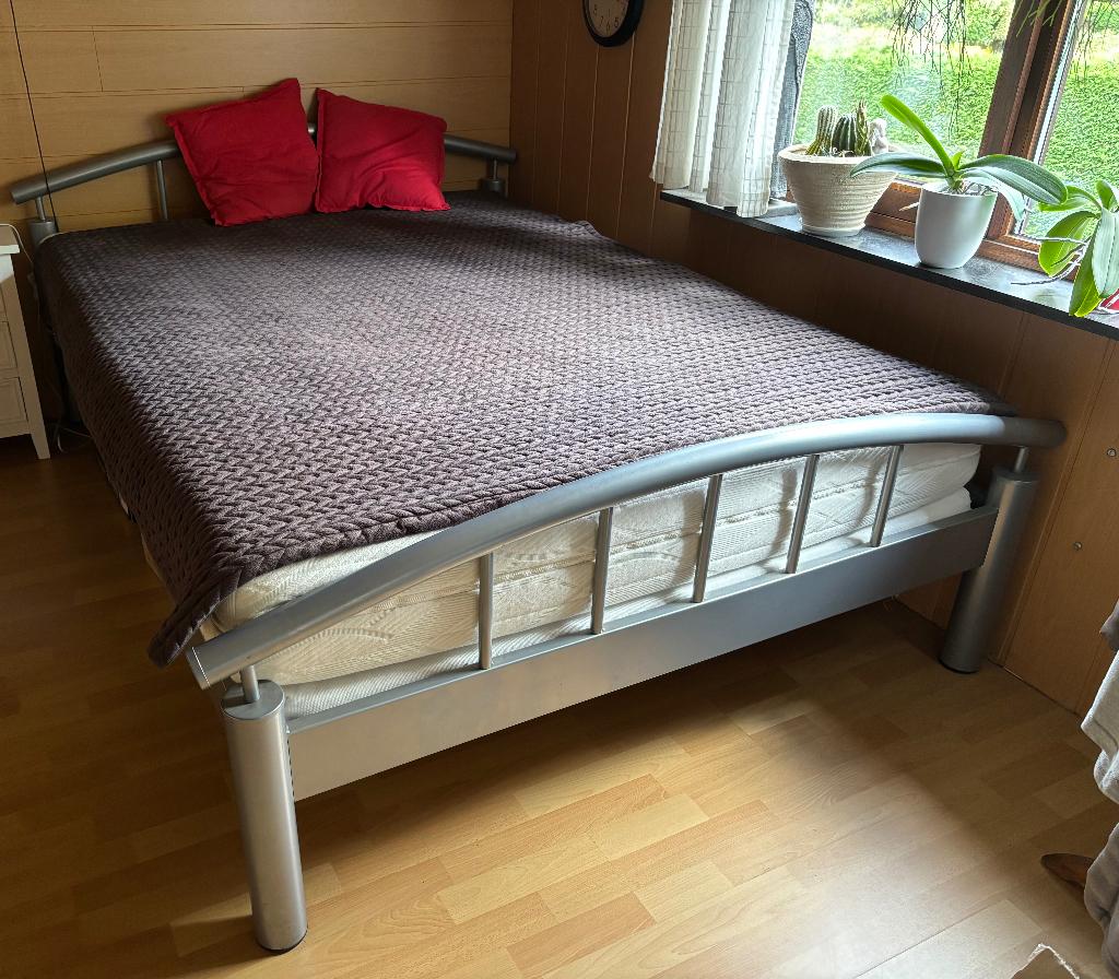 Tweepersoonsbed 140 x 200 cm met metalen bedframe en matras, Huis en Inrichting, Slaapkamer | Bedden, Ophalen, 200 cm