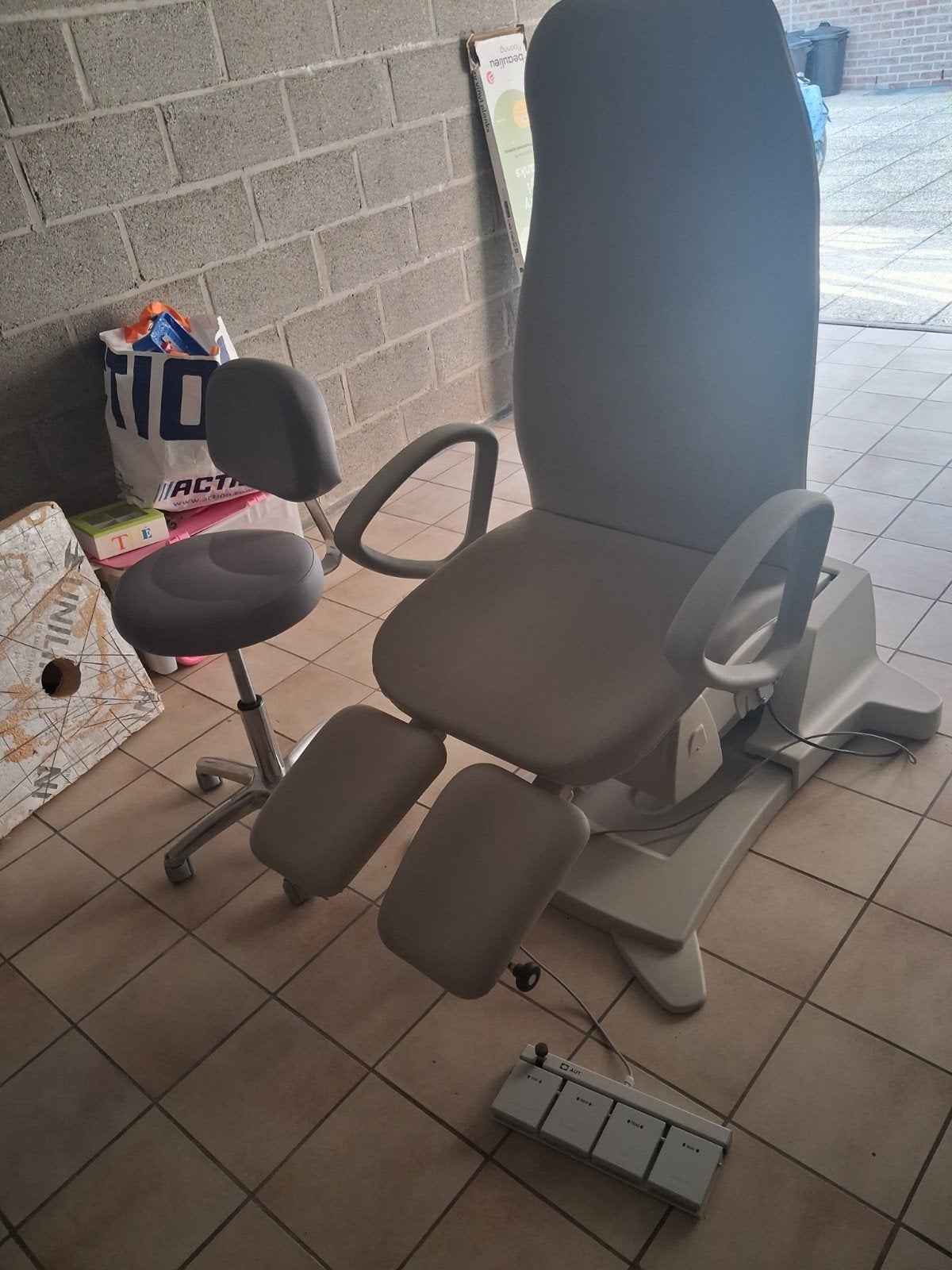 elektrische behandeld stoel lemi + ergonomische kruk, Huis en Inrichting, Ophalen, Zo goed als nieuw, Grijs, Kunststof