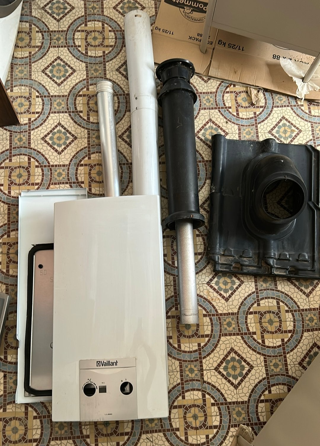 Vaillant gesloten geiser + complete Ubbink dakset, Ophalen