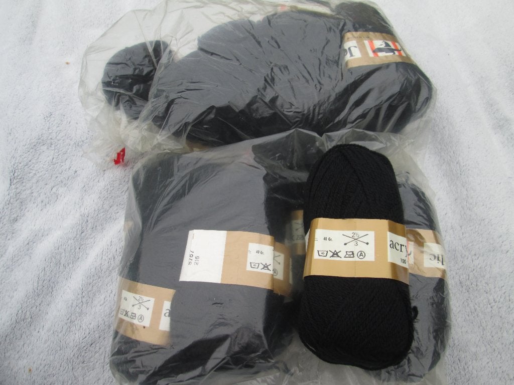 Laine à tricoter noire 18boules, Hobby & Loisirs créatifs, Enlèvement, Neuf, Tricot, Autres types