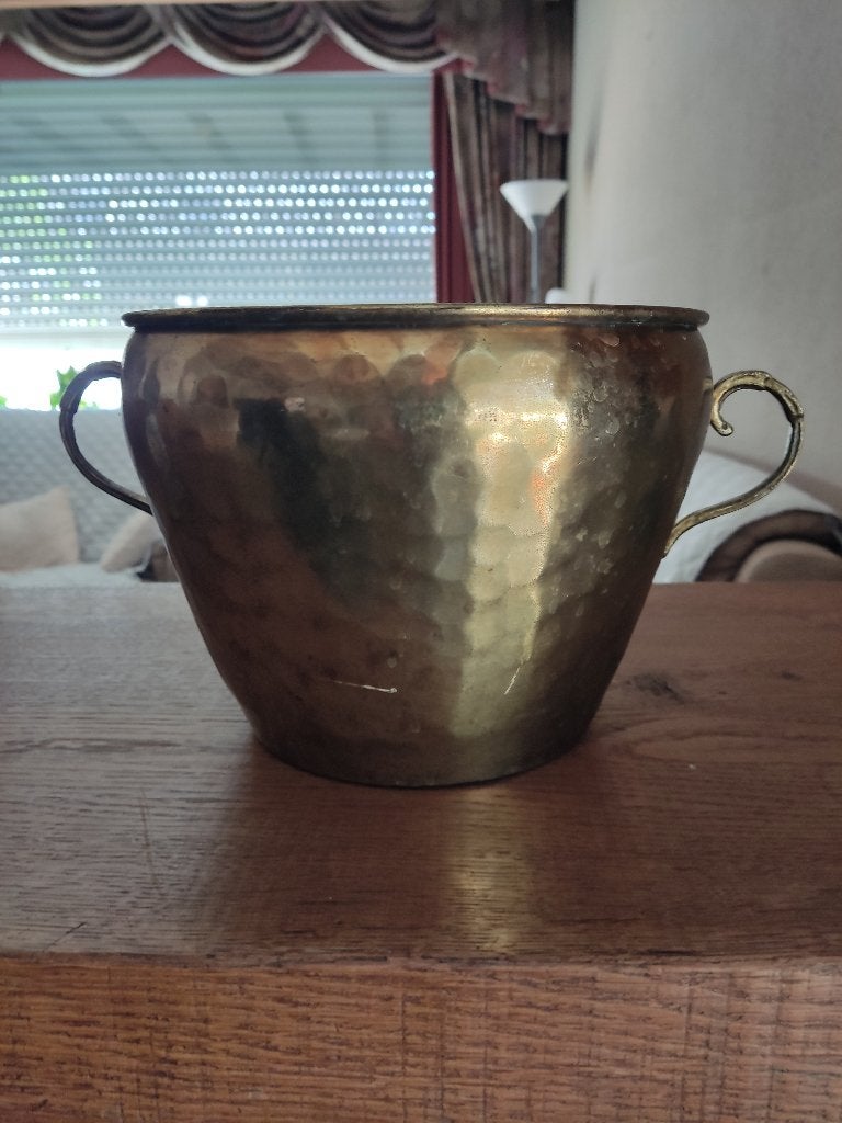 Cache pot messing, Ophalen