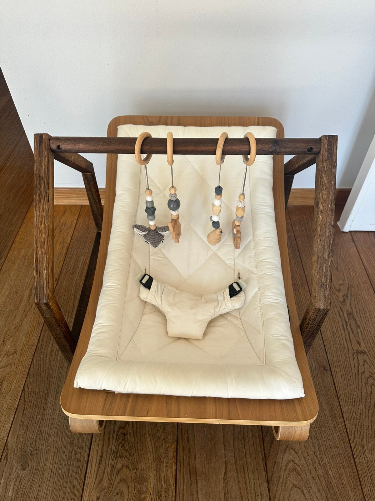 Charlie Crane LEVO Baby Rocker – naturel + speelgoed, Ophalen, Zo goed als nieuw, Wipstoel