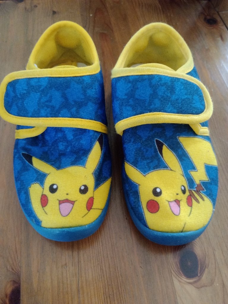 Pantoffels Pikachu maat 27, Ophalen, Gebruikt, Jongen of Meisje, Overige typen