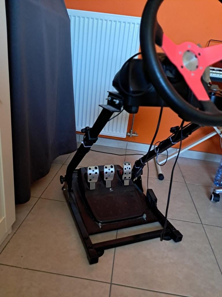 G29 Unique Stuur met stand en pedalen., Games en Spelcomputers, Ophalen