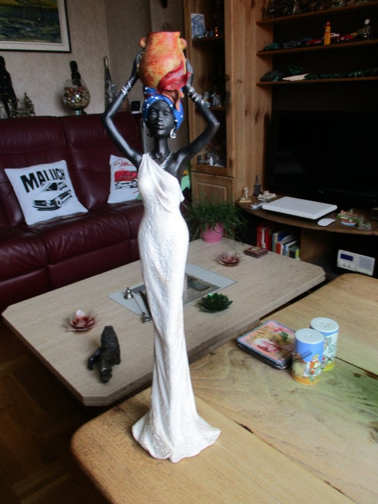 beeld zwarte vrouw met kruik, Gips, Ophalen of Verzenden, 20 - 50 cm, Beeld