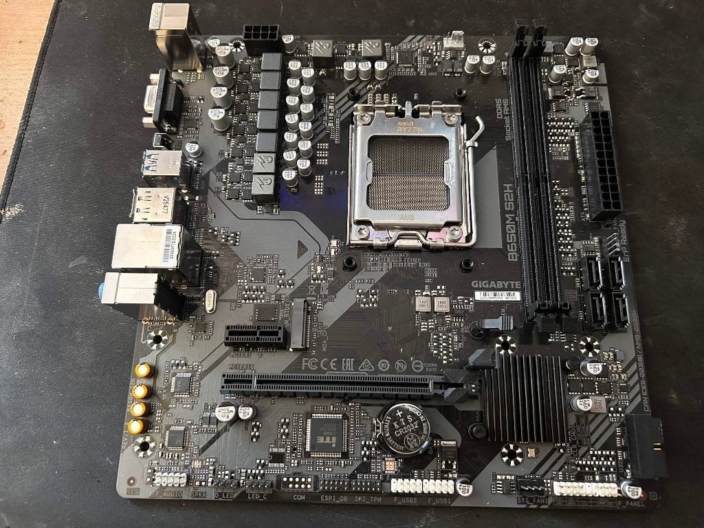 B650M s2h + Corsair 16gb DDR5 5200mhz, Informatique & Logiciels, Cartes mères, Socket am5, Enlèvement ou Envoi, Comme neuf, Micro-ATX