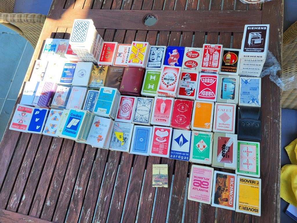 Collection de 82 jeux de cartes : bière, marques, assurance, Enlèvement