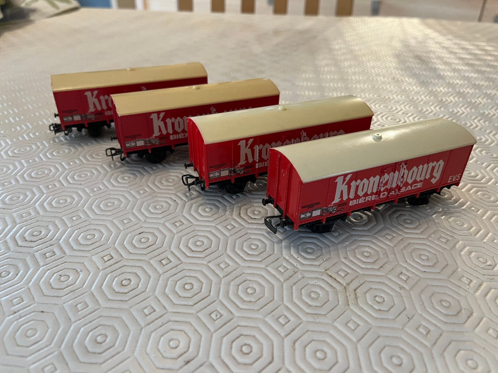 4 wagons marchandises kronenbourg, Hobby & Loisirs créatifs, Trains miniatures | HO, Analogique, Jouef, Enlèvement ou Envoi, Wagon
