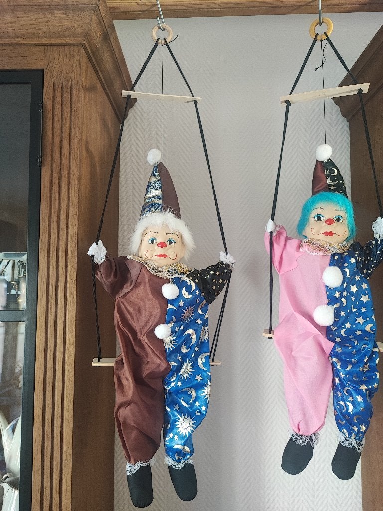 Poupée Arlequin (Pierrot) sur balançoire 50 cm 2 pièces, Enlèvement ou Envoi, Comme neuf, Poupée