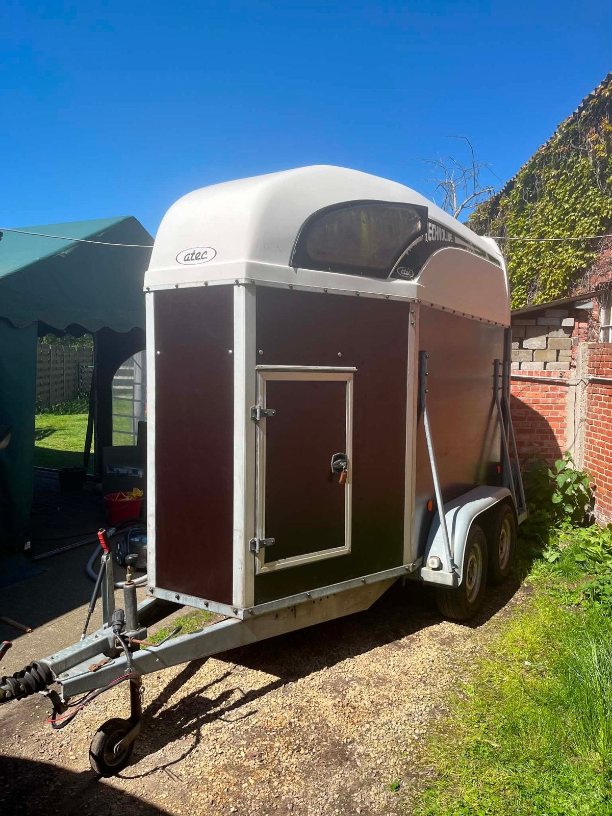 Atec 1,5paard met zadelkamer met nieuwe vloer en wanden, Dieren en Toebehoren, Paarden en Pony's | Trailers en Aanhangwagens, Zo goed als nieuw
